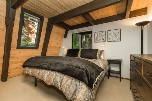 Lakefront Cabin with private pier on Donner Lake