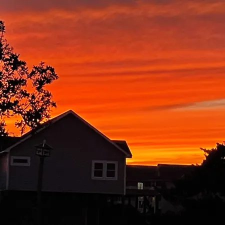 Great Rate/Pet Friendly/Panoramic view of the sound, walk to the beach.