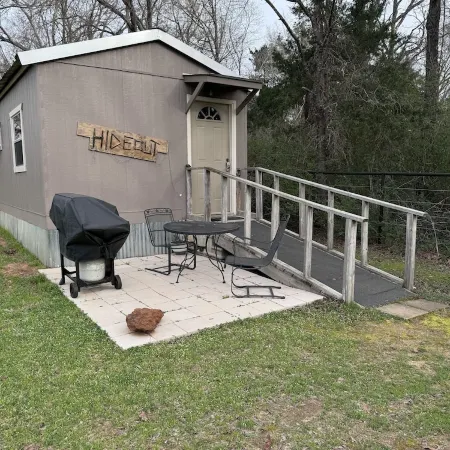 The Hideout<Br>Less Than 5 Minutes from Lake Palestine. Seventy Five a nt.