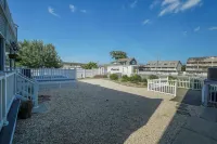 Prime location beach stay! Fully updated, just steps to all you need! Sleeps 10+ - 3-Star