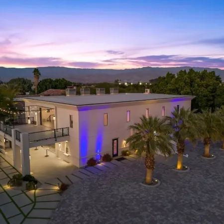 12Bedrooms- 9 en-Suite’s, 2 Pools, Tennis, Pickleball, Basketball, Sauna & Steam