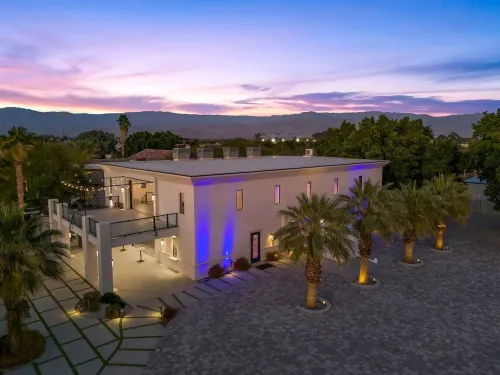 12Bedrooms- 9 en-Suite’s, 2 Pools, Tennis, Pickleball, Basketball, Sauna & Steam