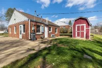 Broadlawn Bungalow - 2BR/1 Bath w pullout Hotels near Blain's Farm & Fleet - Dubuque, Iowa