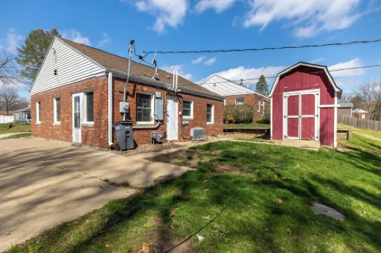 Broadlawn Bungalow - 2BR/1 Bath w pullout