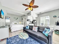 Destin Crystal Beachside Escape~Steps to Beach & Pool~Prime Location - Country Houses
