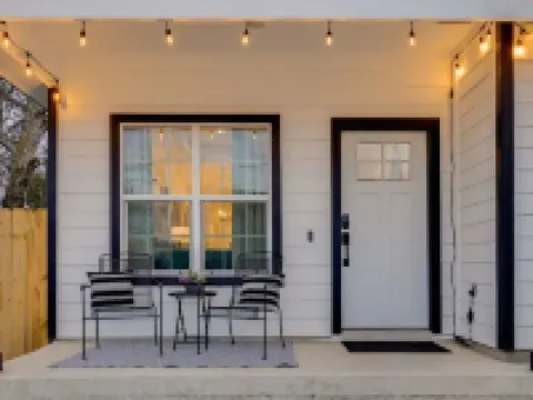 Near BBQ & F1, Self-Check in, Fast WiFi, Dishwasher Hotels in Lockhart