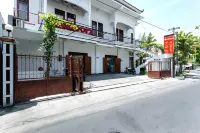 RedDoorz Near Puro Mangkunegaran Hotels in Kestalan