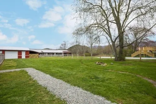 Charming 4 bedroom farmhouse with large backyard for entertaining!