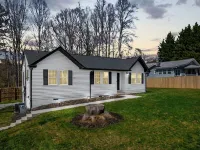 Spacious 6-bedroom house in beautiful Downtown Brevard ブルバードのホテル