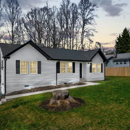 Spacious 6-bedroom house in beautiful Downtown Brevard