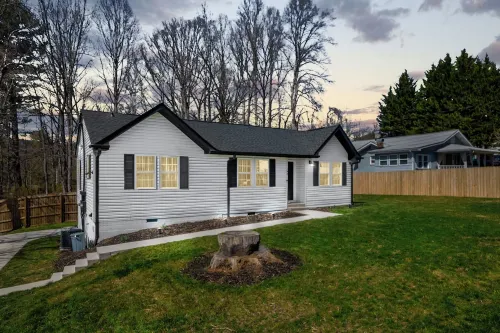 Spacious 6-bedroom house in beautiful Downtown Brevard