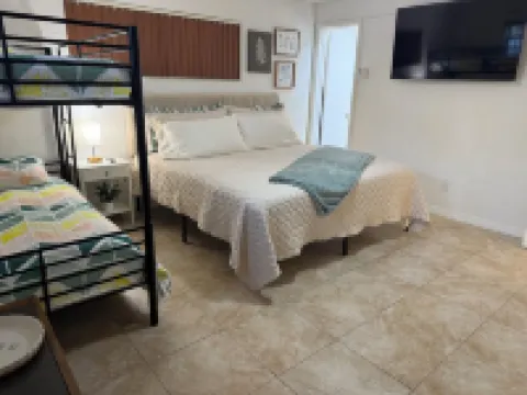 Sleeps 30 Large Heated Pool Home, 10 min to Hard Rock and 22 minutes to Beach