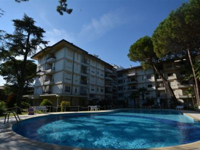 Relaxing stay in a flat with terrace and pool
