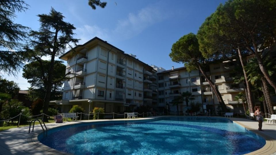 Relaxing stay in a flat with terrace and pool