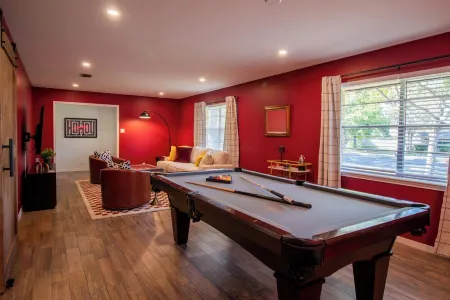 River Run Retreat - Cowboy Pool, Fire Pit & Pool Table! Close to Campus & River