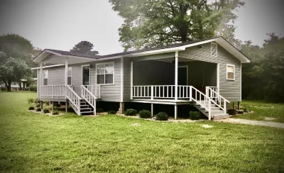 Toledo Bend Lake House in Six Mile Community Hotel dekat Trail Between the Lakes: Trailhead # 2 - Yellowpine