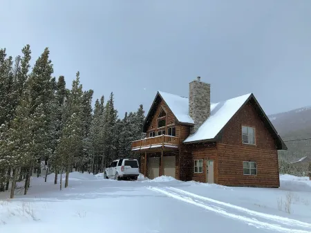 Cozy Rocky Mnt. Chalet/Spa, private lake, close to Denver, RedRocks, Outdoor fun