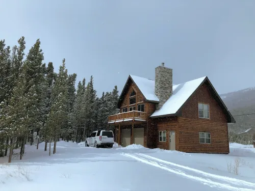 Cozy Rocky Mnt. Chalet/Spa, private lake, close to Denver, RedRocks, Outdoor fun