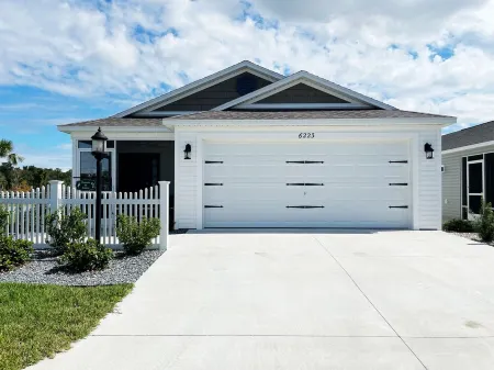 Beautiful home in newer area of the villages-Citrus Grove