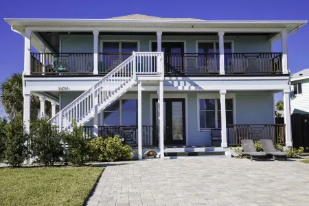 Winter Availability- 900 Beach House- 3/2 Upstairs Home-Steps to the beach Отели рядом с достопримечательностью «Marine Discovery Center»