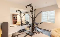 Peaceful neighborhood home, spacious & cozy with plenty of beds!