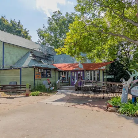 Eclectic & Spacious Guest Cottage (walk to downtown/pet friendly)