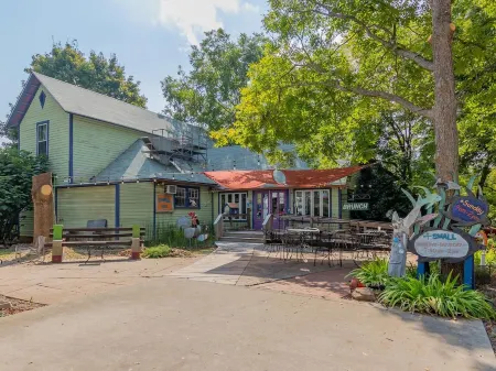 Eclectic & Spacious Guest Cottage (walk to downtown/pet friendly)