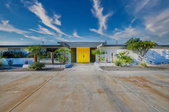 Desert Escape: 5BR Mid-Century Home w/ Pool, Spa, Firepit & Pickleball Court!