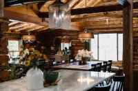 Spacious 6-bedroom cabin & sports bar in Amish country. Close to Breitenbach. - Chalets