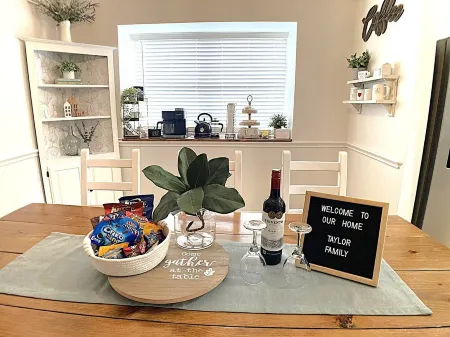 Stunning Newly Renovated Family Friendly Home w/Hot Tub, Fire Pit + Game Room Отели в г. Аллен