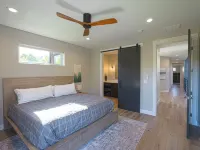 New!!! Mountain Luxury Lodge, 7 Suites, Private Lake, Family Gatherings/Weddings