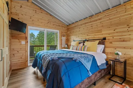 Cabin #1 @ Rock Creek Cabins! King Bed! 15 min. to Bathhouse Row! Pet Friendly!