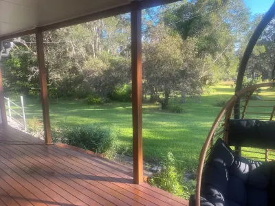 Coastal Escape Hotels near Slim Dusty Centre