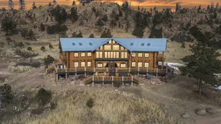 NEW Blue Sky Lodge on 80 Acres! Hot Tub, Decks, WiFi, wet bar, firepit, gym