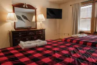 Spacious Corner Townhouse from Mt. Snow! Private Hot Tub!