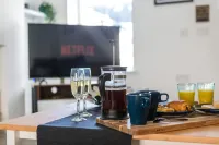Hollywood House - Sleeps 10 Guests - Kitchens