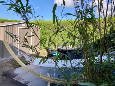 Chalet Gaby with Sauna, Private Dock, and Canoes at Lauwersmeer Hoteles en 