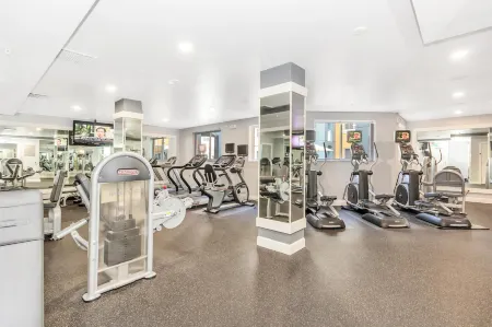 Dharma Home Suites South Miami at Red Road Commons Отели рядом с достопримечательностью «Кампонг, Нешнел Тропикал Ботаникал Гарден»