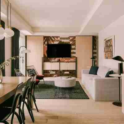 Sonder 907 Main Rooms