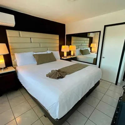 Hotel Guillen Hotels near CENTRO COMERCIAL LA GLORIA
