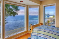 Four Stone Beach House Hotels in Vashon