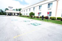 Clarion Inn Elmhurst - Oak Brook Near I-88 I-290 I-294 - parking