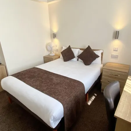 Russ Hill Hotel Отели в г. Доркинг