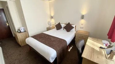 Russ Hill Hotel Отели рядом с достопримечательностью «Дипден Трейл»