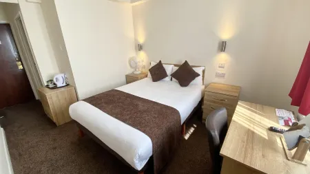 Russ Hill Hotel Отели в г. Доркинг