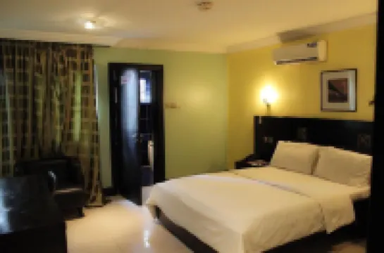 The Hedge Suites Hotels near Oniru Private Beach
