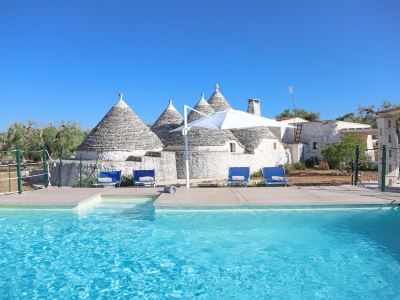 TD Trulli Albapetra Pool Olive Trees