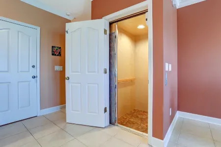 Pet Friendly Condo with Private Parking and Elevator by RedAwning Отели рядом с достопримечательностью «Amelia Island Lighthouse»