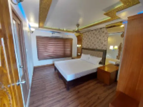 Premium Houseboat