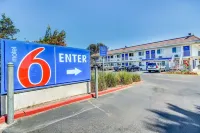 Motel 6 Stockton, CA - Charter Way West - parking